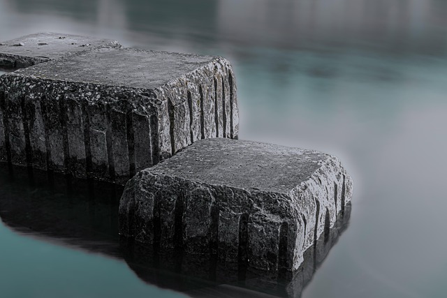 Pietre in equilibrio sull’acqua, immagine di calma e consapevolezza